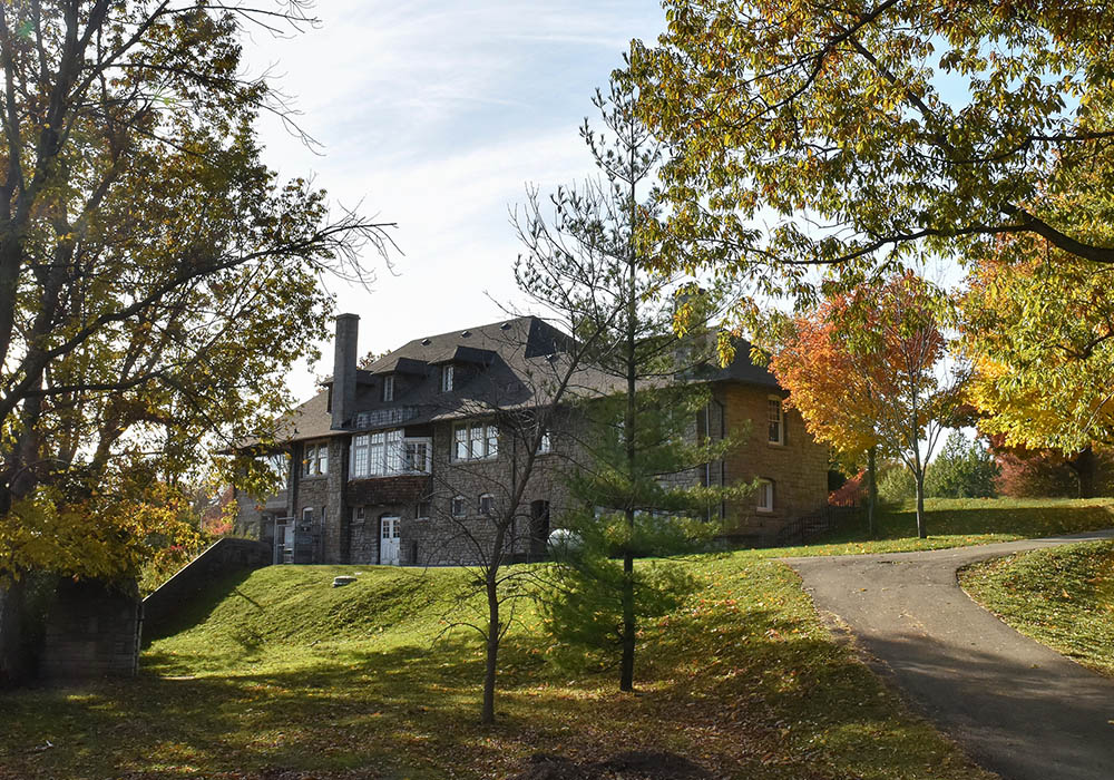A front view of the Niagara Glen Nature Centre