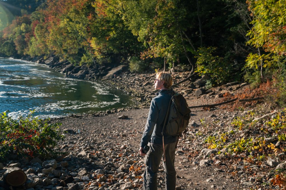 A couple hiking through the Niagara Glen